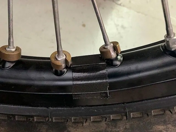 バランスウエイトガムテープ留め