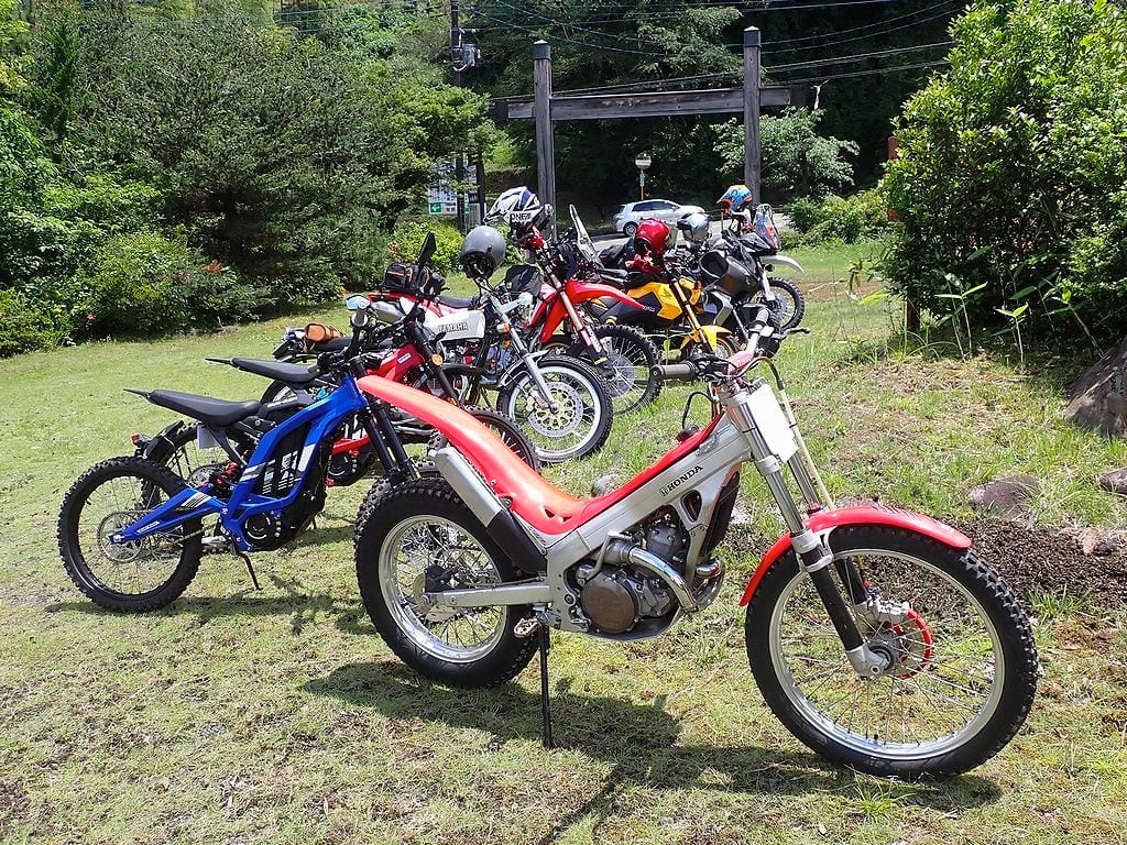 電動バイクSUR-RON2台、モンテッサ250トライアルモデル